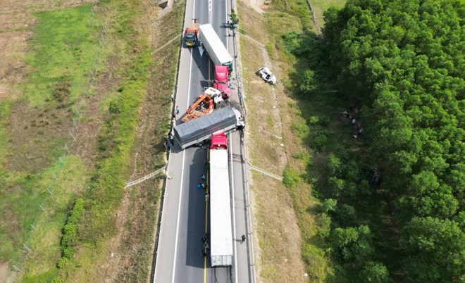 Hiện trường vụ tai nạn khiến 3 người thiệt mạng trên cao tốc Cam Lộ - La Sơn. Ảnh: Hàn Nguyên.
