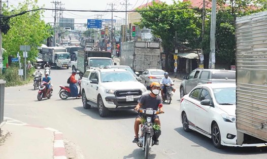 Ùn tắc giao thông trên đường Nguyễn Văn Bứa, đoạn gần cầu Lớn.  Ảnh: Minh Quân