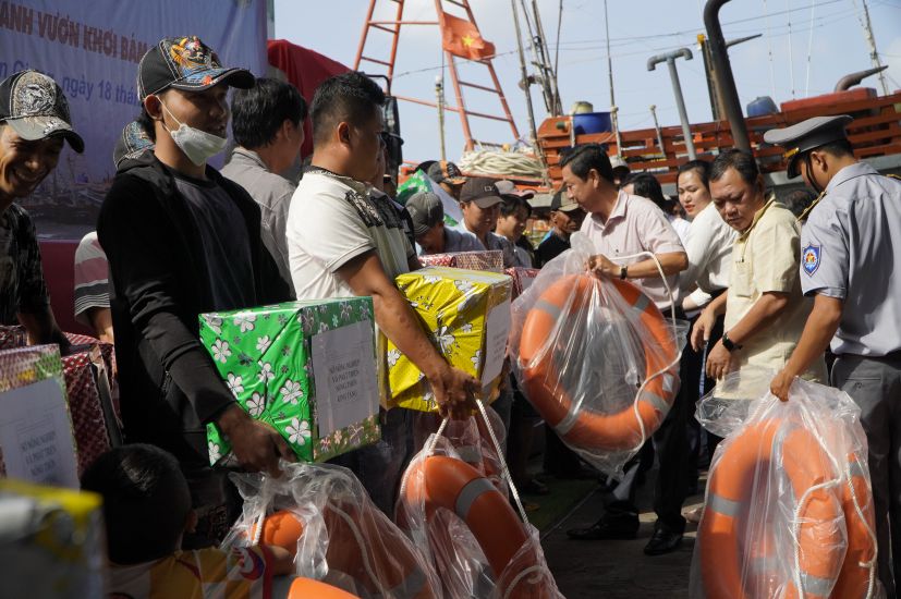 Tỉnh Kiên Giang tổ chức thăm, tặng quà cho bà con ngư dân, chủ tàu, doanh nghiệp nhân chuyến xuất hành đầu năm 2024. Ảnh: Nguyên Anh