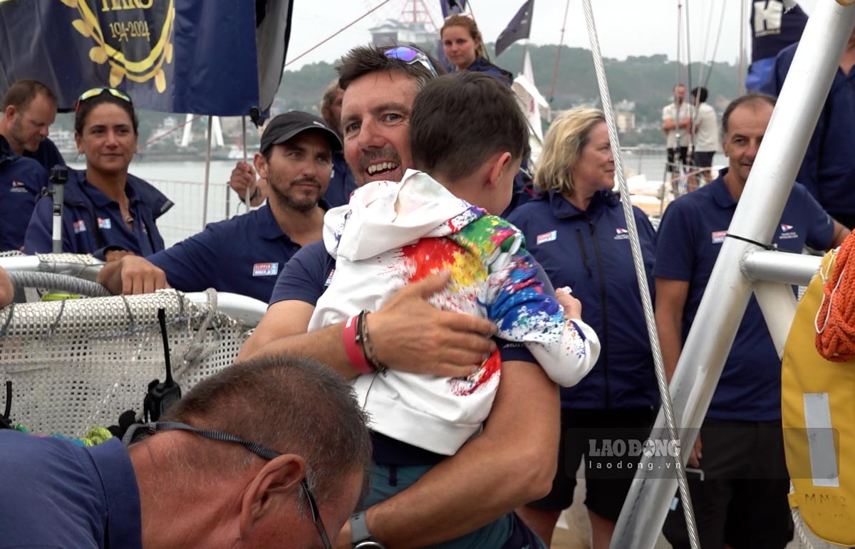 Thủy thủ cuộc đua thuyền buồm vòng quanh thế giới Clipper Race gặp lại gia đình sau hơn 20 ngày trên biển. Ảnh: Đoàn Hưng