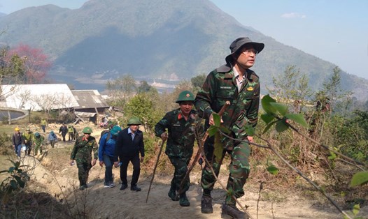 Chủ tịch tỉnh Lào Cai trực tiếp đến hiện trường, chỉ đạo công tác chữa cháy rừng Hoàng Liên. Ảnh: B.N