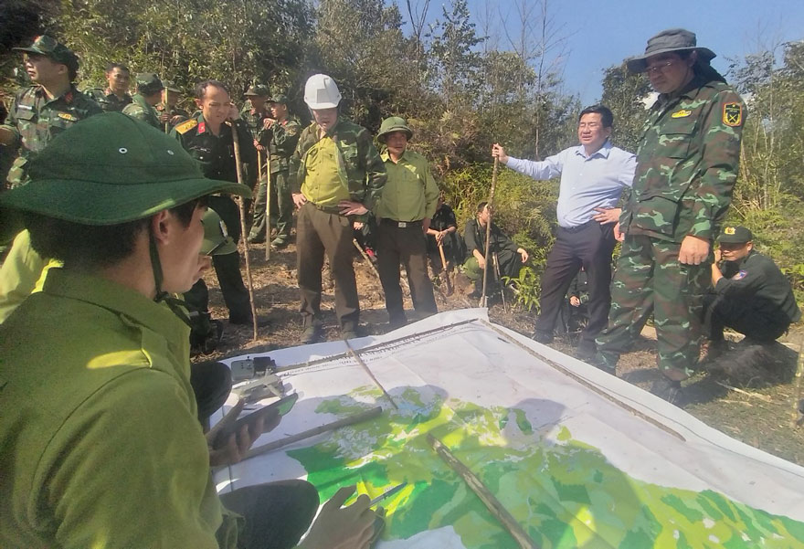 Chủ tịch UBND tỉnh Lào Cai Trịnh Xuân Trường chỉ đạo UBND thị xã Sa Pa phối hợp với các lực lượng chức năng tiếp tục triển khai phương án chữa cháy. Ảnh: B.N