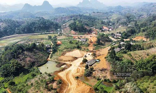 Một đoạn cao tốc Tuyên Quang - Hà Giang đoạn qua tỉnh Tuyên Quang đang được thi công. Ảnh: Nguyễn Tùng.