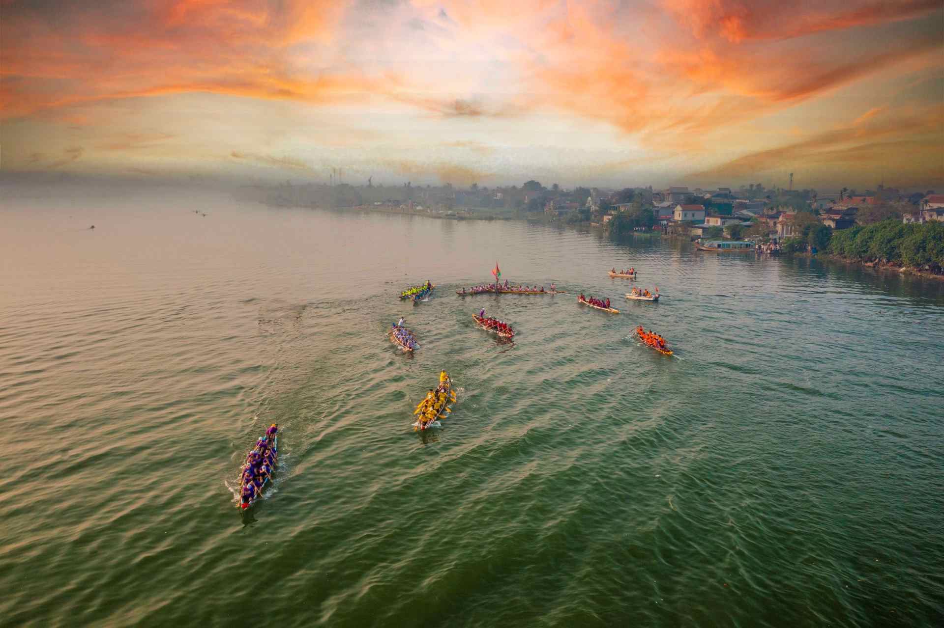 Làng Triều Sơn Đông (phường Hương Vinh, TP. Huế) long trọng tổ chức Giải đua ghe truyền thống năm 2024 với mục đích phát triển môn đua ghe, đua thuyền truyền thống trong nhân dân. 