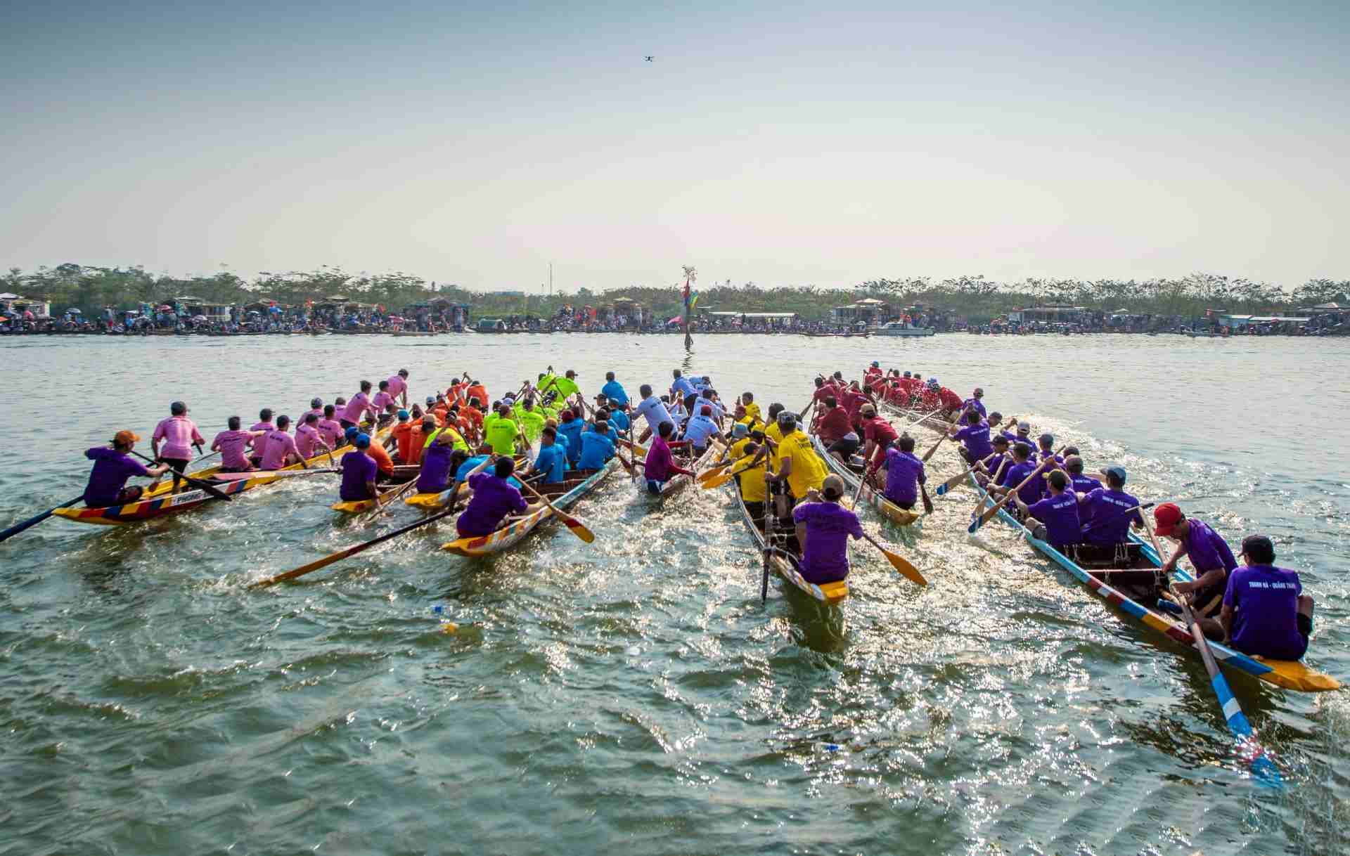  Các đội đua xuất phát.