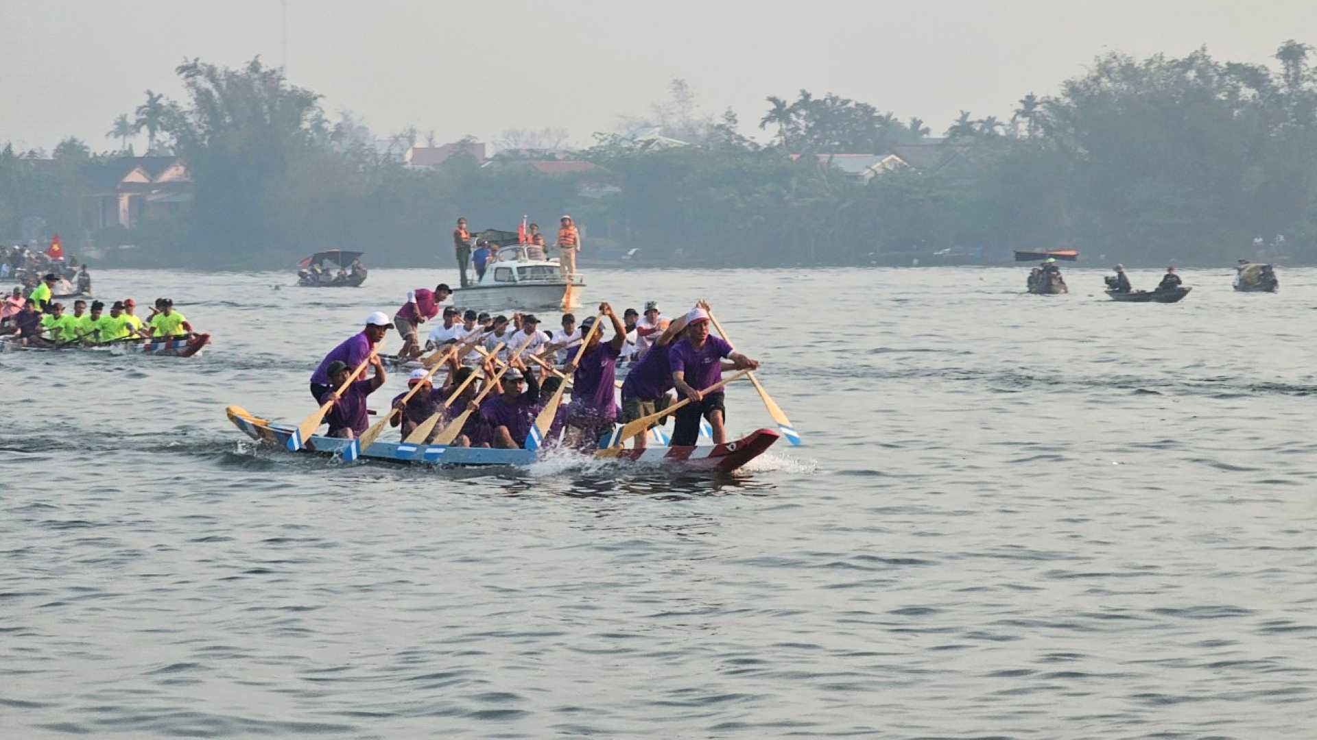 Độ đua có 12 độ đua, bao gồm: 1 độ Cúng nam, 10 độ Tiền nam và 1 độ Thái Bình (nam).