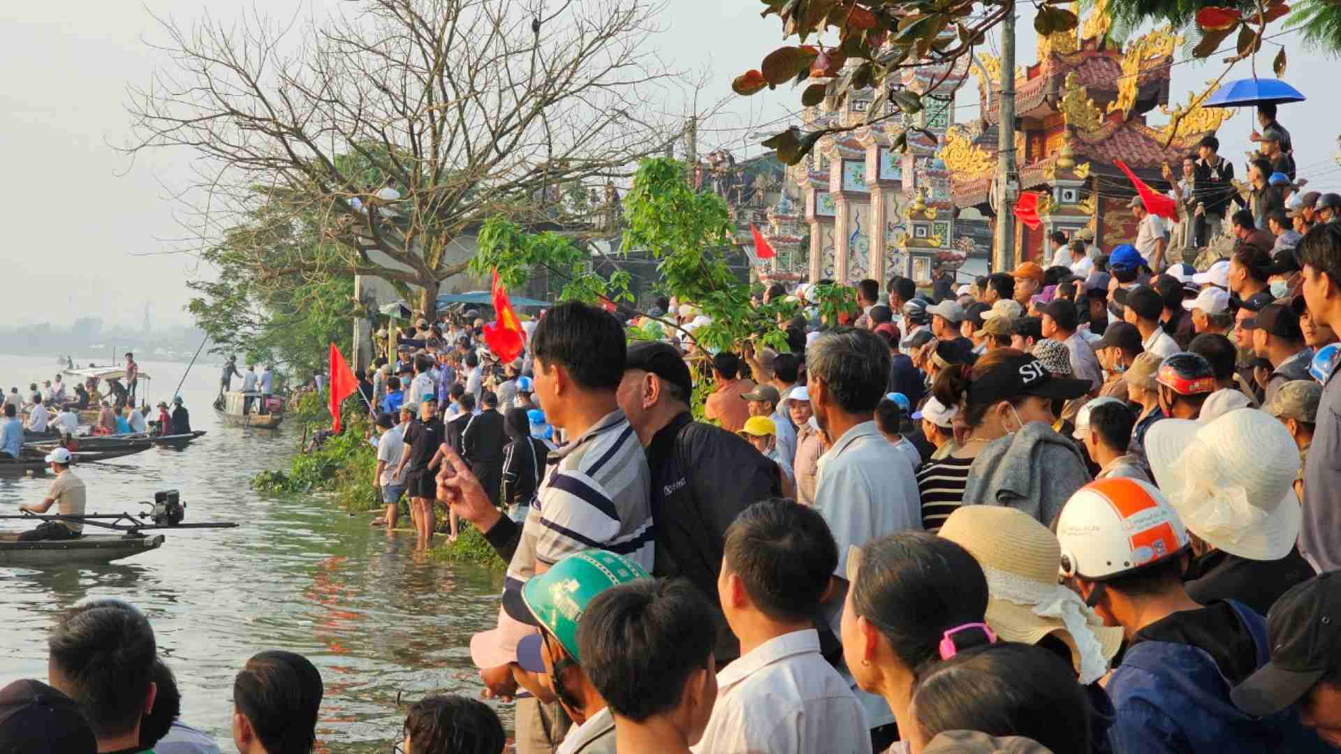 Hàng ngàn người dân đã có mặt, đứng kín hai bên bờ sông để cổ vũ các đội đua thi đấu.