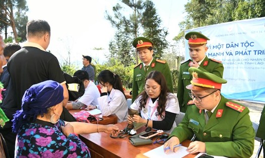 Người dân xã Tả Van Chư, huyện Bắc Hà được khám bệnh miễn phí. Ảnh: Công đoàn Cục C04. 