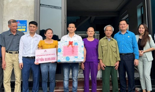 Đại diện Công đoàn Tổng Công ty Thép Việt Nam - CTCP trao hỗ trợ và tặng quà gia đình anh Hoàng Thái Sơn. Ảnh: Mai Linh