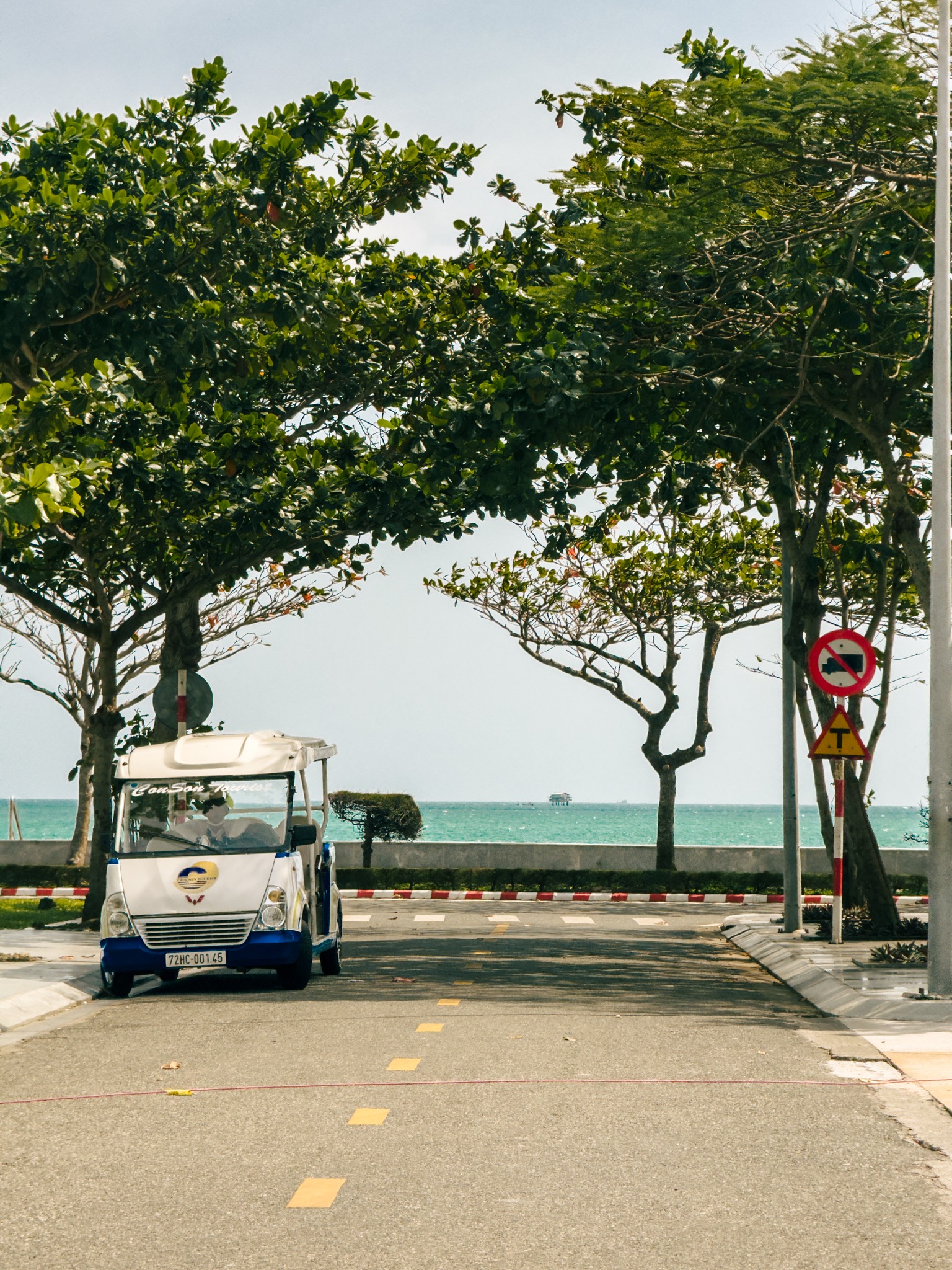 Huyện Côn đảo là một quần đảo ngoài khơi Bà Rịa - Vũng Tàu, rộng 76 km2 bao gồm 16 hòn đảo, lớn nhất là đảo Côn Sơn. Với giao thông và các hoạt động dịch vụ ngày càng phát triển, Côn Đảo cũng thu hút nhiều khách du lịch đến tham quan, nghỉ dưỡng. 