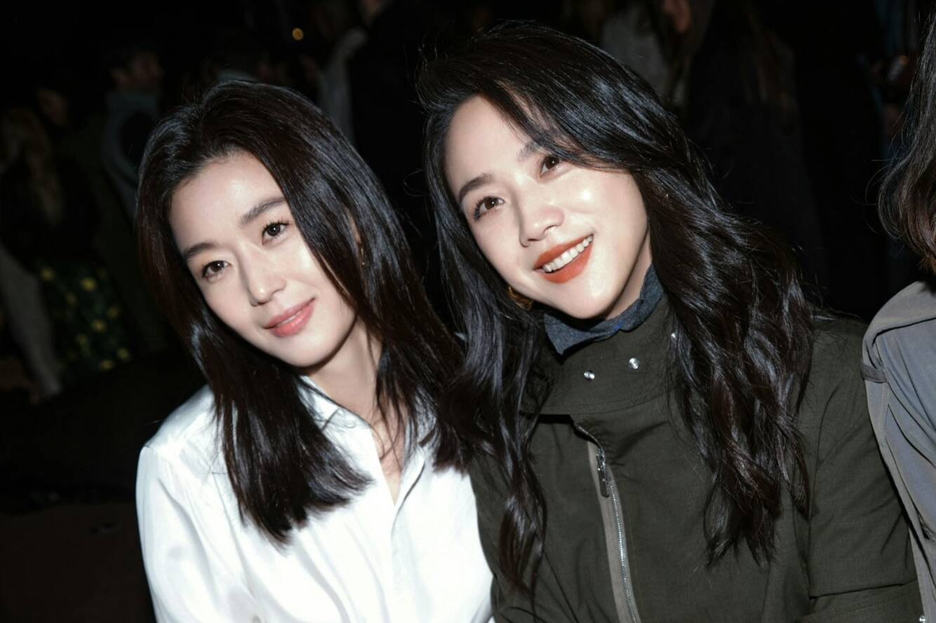 Jun Ji Hyun và Thang Duy tham dự show diễn của Burberry. Ảnh: Instagram