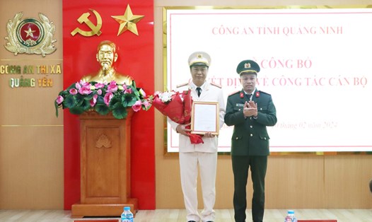 Thượng tá Nguyễn Quang Dũng nhận quyết định điều động của Giám đốc Công an tỉnh. Ảnh: Công an Quảng Ninh