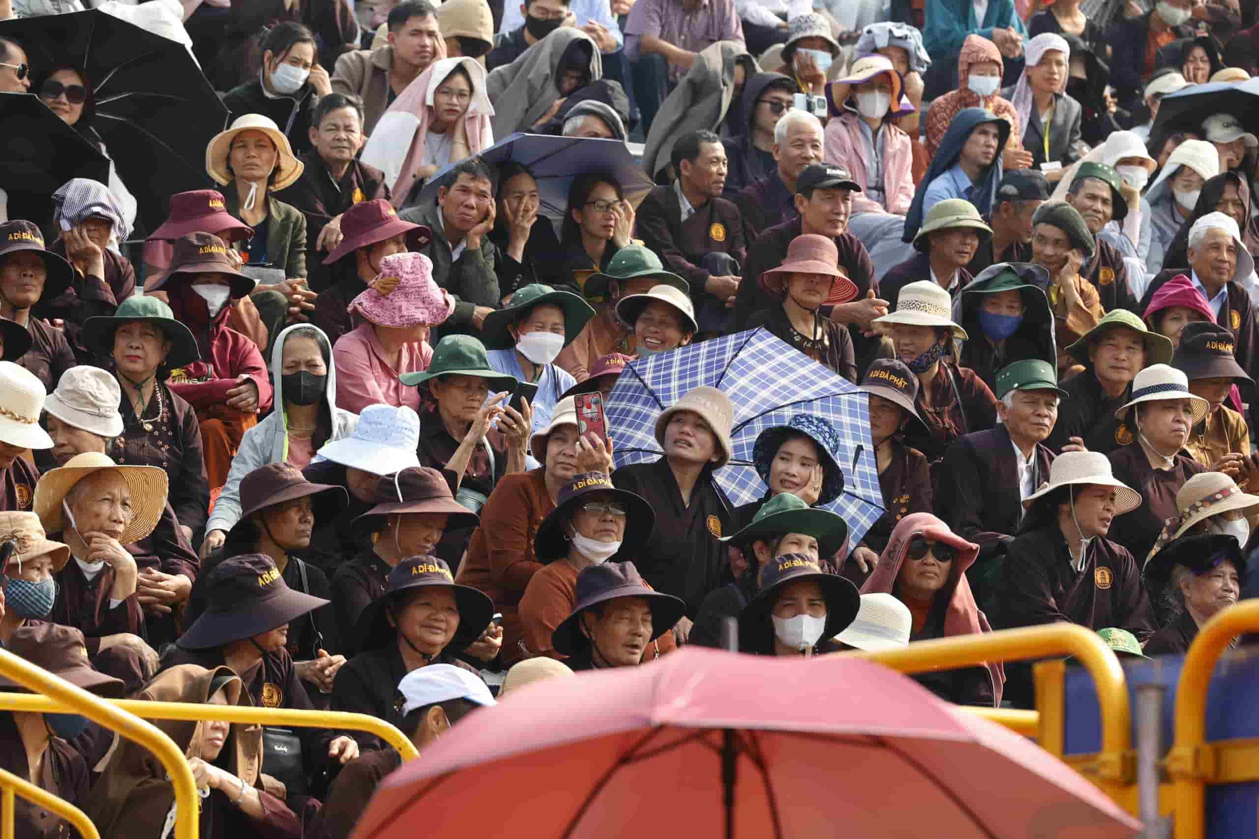 Hàng vạn người dân và du khách thập phương đổ về chùa Tam Chúc trong  ngày khai hội. Ảnh: Nguyễn Trường