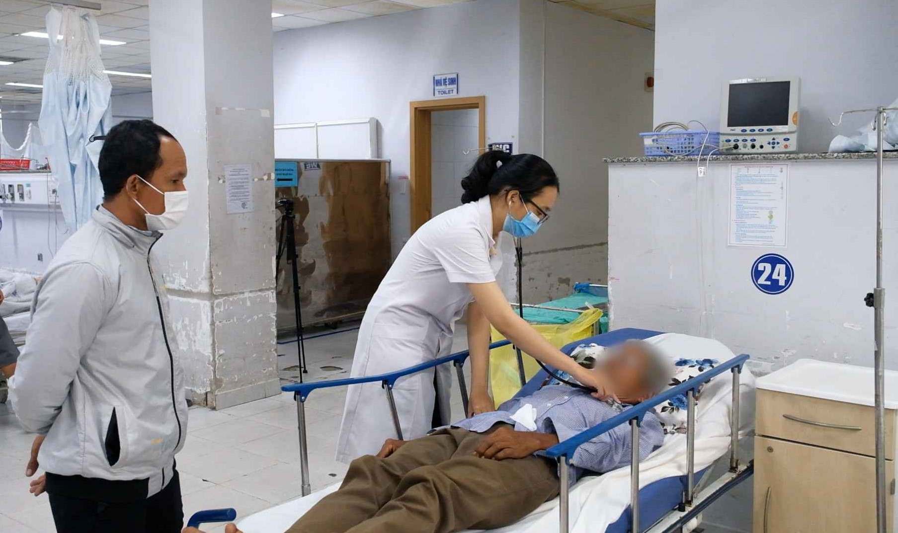 Bác sĩ Khanh tiếp nhận và khám bệnh ban đầu cho bệnh nhân. Ảnh: Phong Linh. 