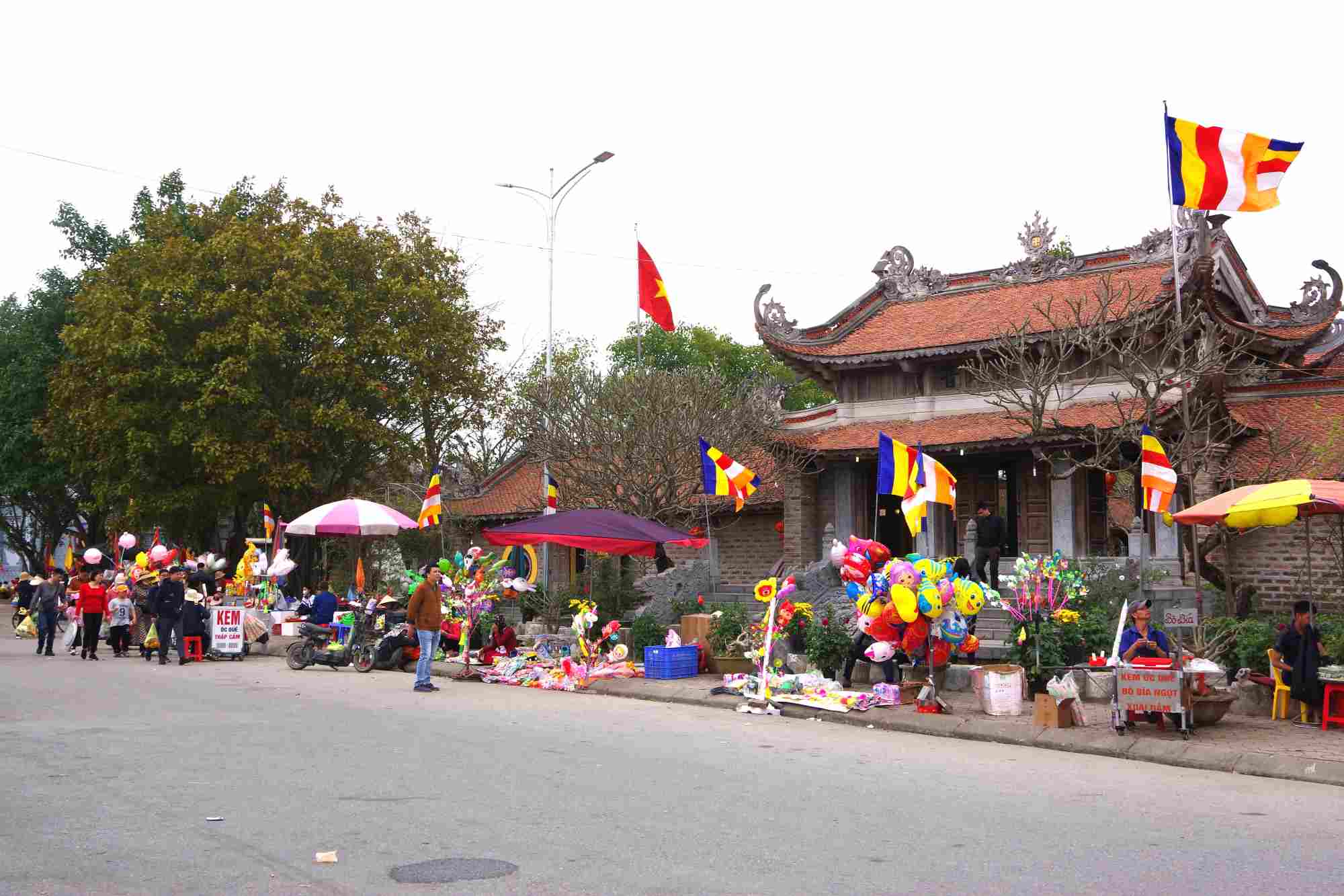 Hàng chục hàng quán bày bán tràn lan trên vỉa hè, lòng đường ngay trước cửa chùa Tranh. Ảnh: Tống Trịnh