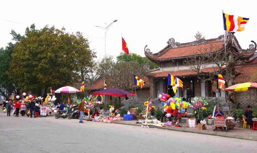 Hàng chục hàng quán bày bán tràn lan trên vỉa hè, lòng đường ngay trước cửa chùa Tranh. Ảnh: Tống Trịnh