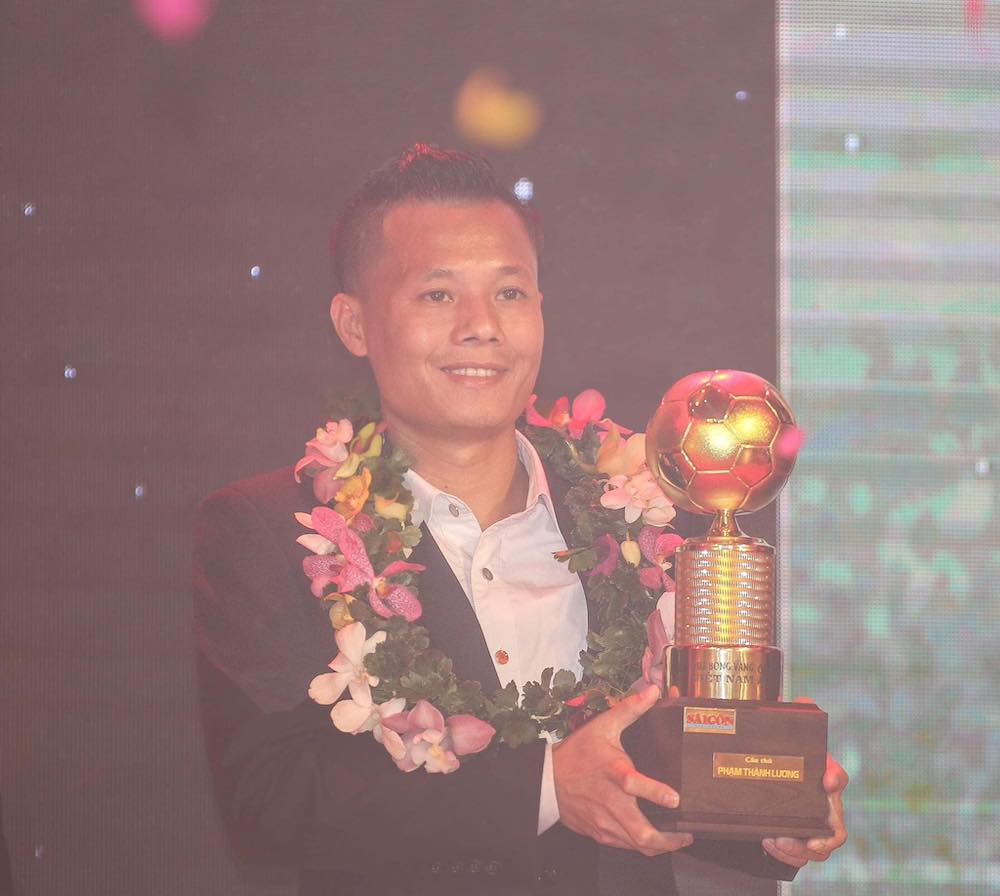 Tiền vệ Thành Lương giành 4 Quả bóng vàng Việt Nam trong sự nghiệp quần đùi áo số. Ảnh: SGGP