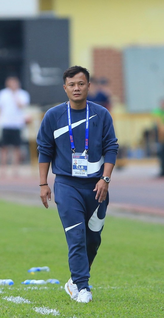 Cựu tiền vệ Thanh Lương hiện là huấn luyện viên trưởng câu lạc bộ Hoà Bình. Ảnh: HBFC
