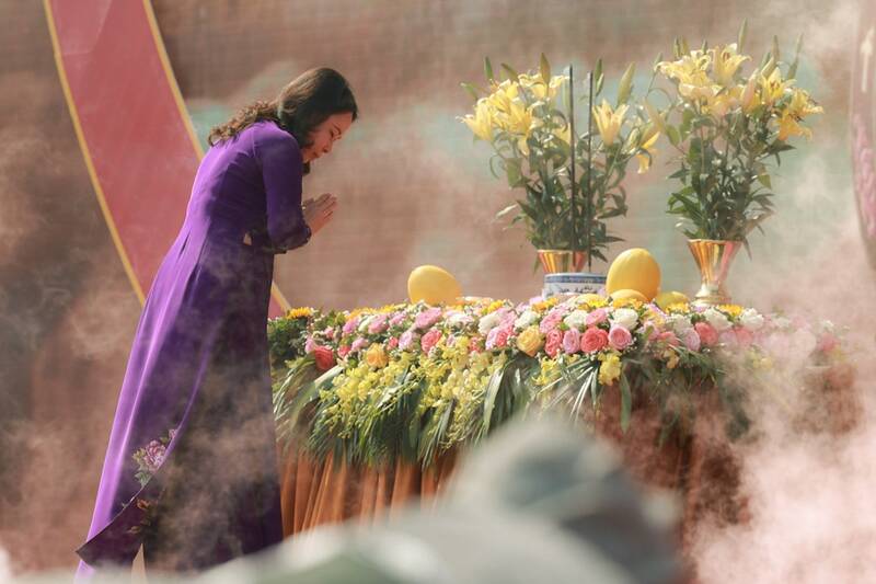 Phó Chủ tịch nước Võ Thị Ánh Xuân dâng hương tại lễ khai hội đầu xuân chùa Tam Chúc (Hà Nam). Ảnh: Hải Nguyễn