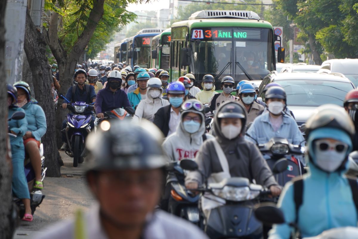 Hàng nghìn phương tiện xếp ken kín mặt đường Nguyễn Tất Thành.