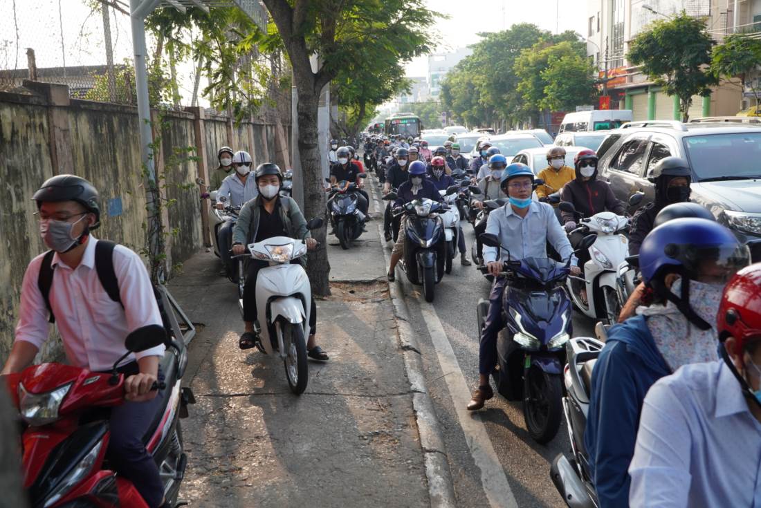 Khoảng gần 8h, đường Nguyễn Tất Thành (Quận 4), một trong những tuyến đường huyết mạch nối Quận 7, huyện Nhà Bè với Quận 1 rơi vào tình trạng ùn ứ kéo dài. Nhiều phương tiện được người dân điều khiển lên di chuyển trên vỉa hè.