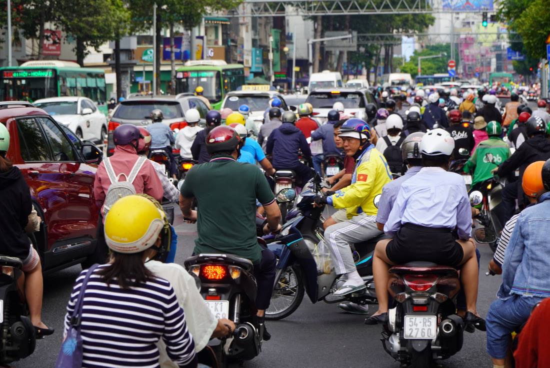 Phương tiện xung đột tại một giao lộ trên đường Nguyễn Thái Học. 