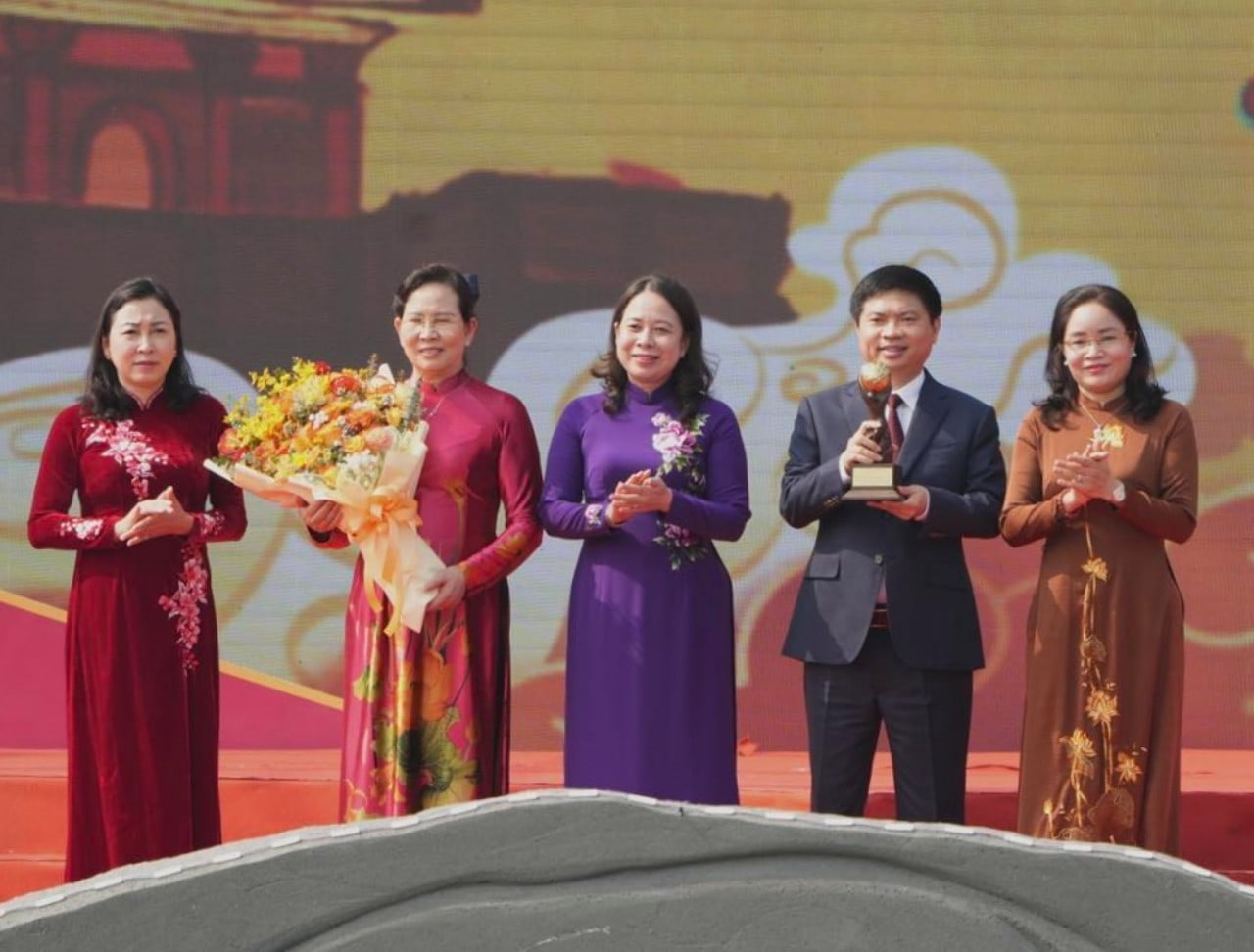 Phó Chủ tịch nước Võ Thị Ánh Xuân và đại diện lãnh đạo Bộ Văn hoá - Thể thao và Du lịch trao cúp Giải thưởng Du lịch Thế Giới năm 2023 cho tỉnh Hà Nam. Ảnh: Nguyễn Hải