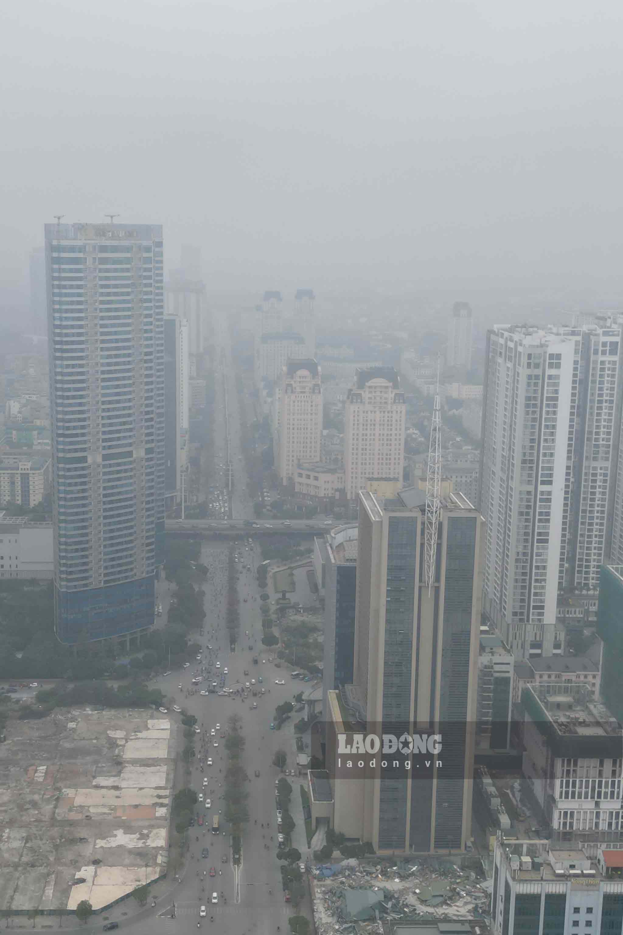 Sương mù bao phủ các tòa nhà cao tầng.