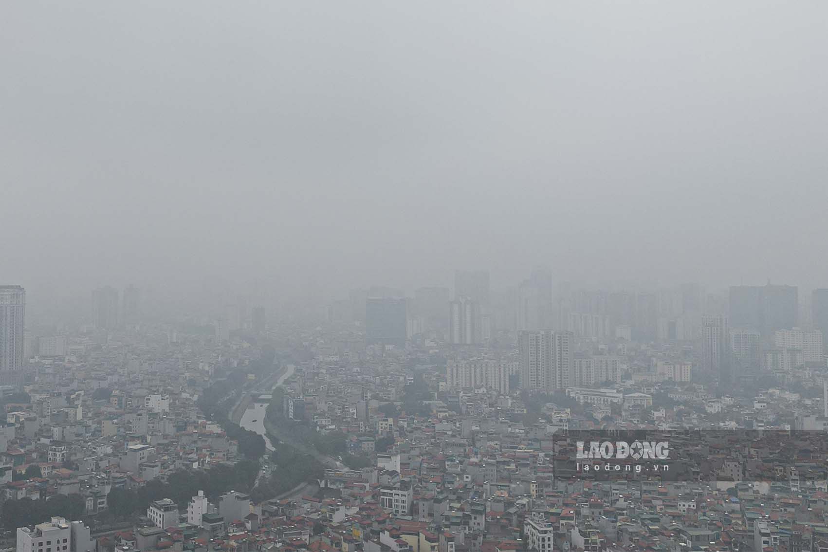 Ngày 21.2, theo ghi nhận của Lao Động, bầu trời Hà Nội chìm trong sương mù khiến tầm nhìn xa bị hạn chế.