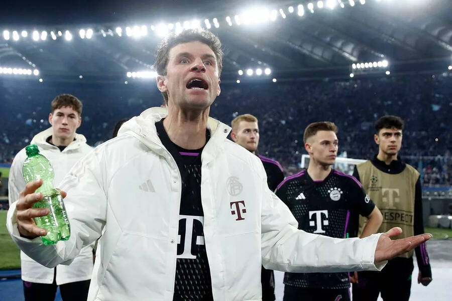 Thomas Muller đã cầu xin những cổ động viên Bayern sau trận thua Lazio tại Champions League.  Ảnh: AFP 