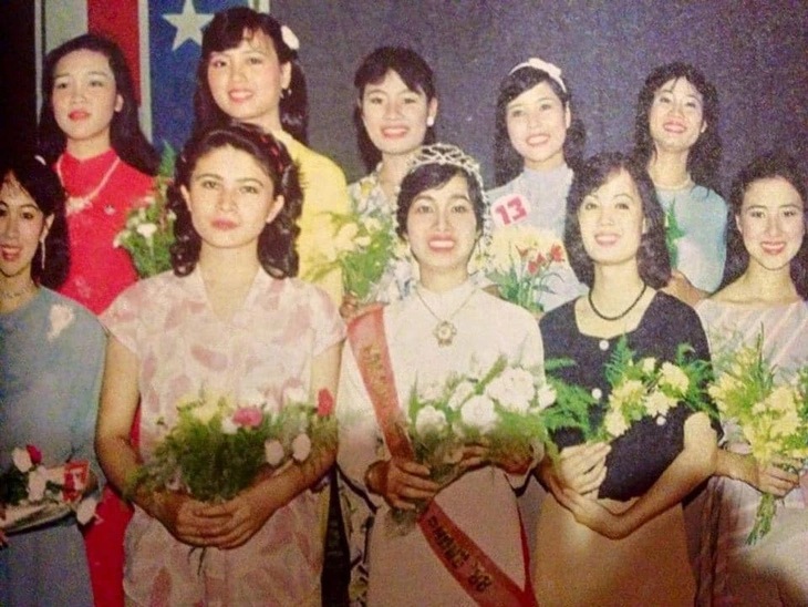 Hoa hậu Bùi Bích Phương (người đội vương miện), Á hậu Thu Mai (thứ 2 từ trái qua) cùng các thí sinh trong Top 10 Hoa hậu toàn quốc báo Tiền Phong 1988 - Ảnh: Ban tổ chức Hoa hậu Việt Nam.  