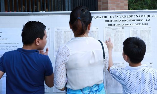 Phụ huynh và học sinh xem kết quả thi lớp 6 tại một trường THCS ở quận Cầu Giấy (Hà Nội). Ảnh: Hải Nguyễn
