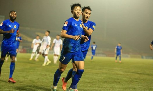 Tiền đạo Nguyễn Đình Bắc (số 7) trong màu áo câu lạc bộ Quảng Nam. Ảnh: Quảng Nam FC