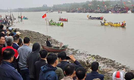 Hàng nghìn người dân địa phương, du khách đổ về xem hội thi bơi trải trên sông Diêm Hộ (huyện Thái Thụy, tỉnh Thái Bình) sáng 12 tháng Giêng. Ảnh: Trung Du