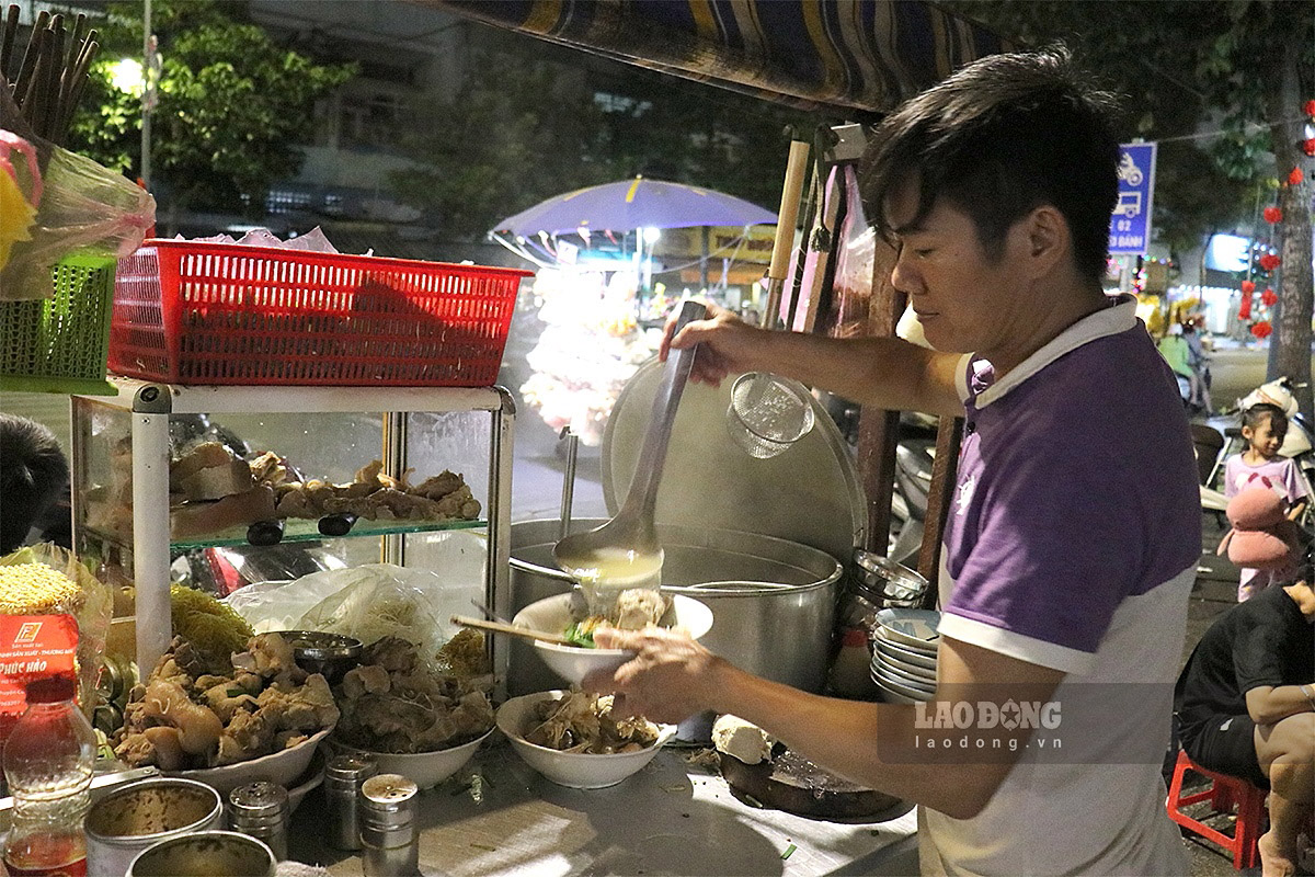 Anh Nhựt đang chuẩn bị một phần hủ tiếu nước cho khách. Ảnh: Yến Nhi