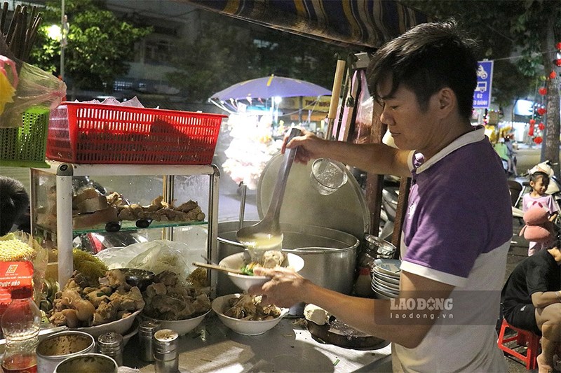 Xe hủ tiếu gõ bán không ngơi tay 250 tô mỗi tối ở TPHCM