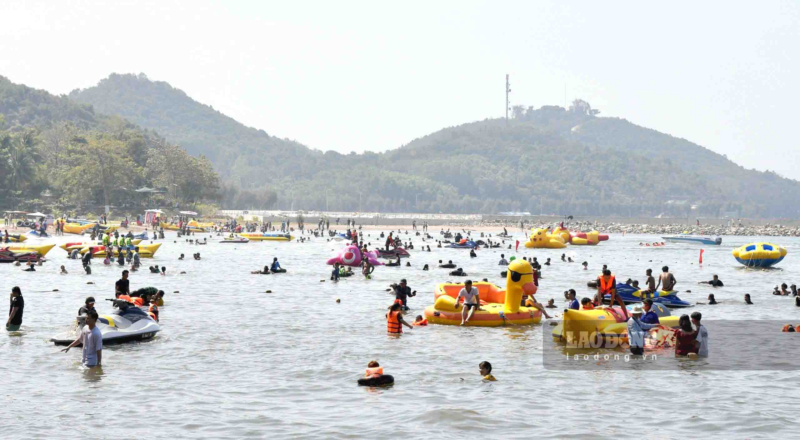 Du khách tắm biển, vui chơi ở các khu du lịch của TP Hà Tiên. Ảnh: Xuân Nhi