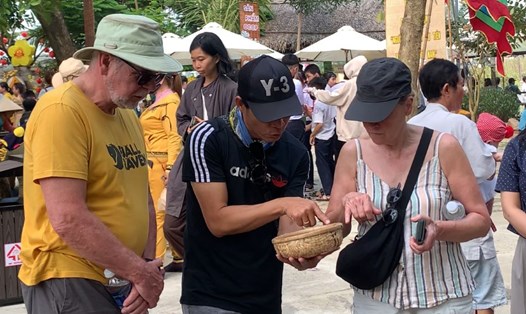 Du khách Anh dành hơn 2 tháng học nghề mộc tại làng nghề Kim Bồng