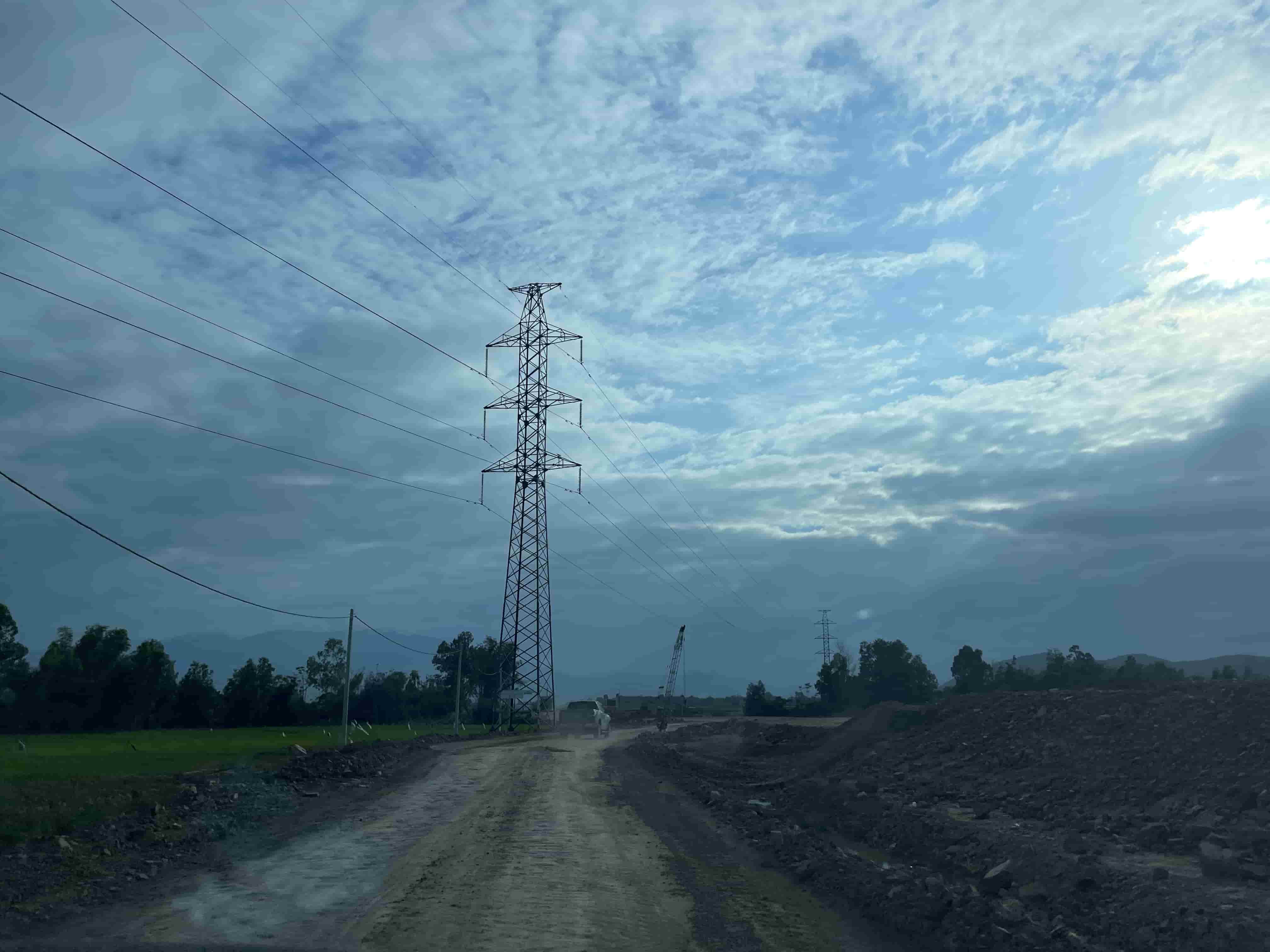  ở địa phương, đường dây 220kV đi nhiều đoạn trùng với đường cao tốc nên phải làm thủ tục xây dựng tuyến mới, cần bố trí đất để di dời. Đối với đường dây điện cao thế, huyện đã làm văn bản kiến nghị gửi Sở Công thương và UBND tỉnh để thực hiện quy trình xử lý.