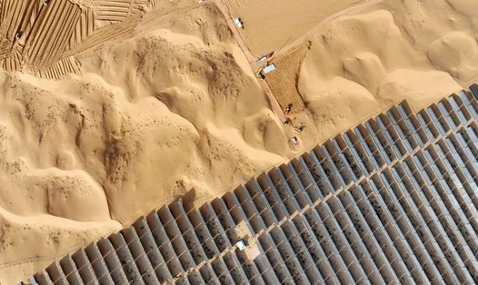 Các tấm pin mặt trời tại Cơ sở năng lượng mới tại sa mạc Ninh Hạ Tengger, tây bắc Trung Quốc. Ảnh: AFP