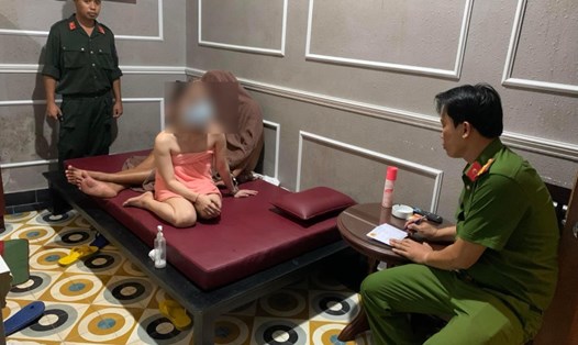 Cơ quan Công an làm việc với các đối tượng liên quan tại cơ sở massage Thượng Hải (TP Bến Tre, tỉnh Bến Tre). Ảnh: Công an tỉnh Bến Tre