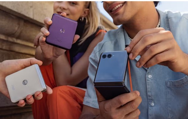 Mẫu smartphone gập Razr 40 của Motorola có sự tăng trưởng ấn tượng, giúp doanh số của hãng tại châu Âu tăng vọt trong năm 2023. Ảnh: Motorola