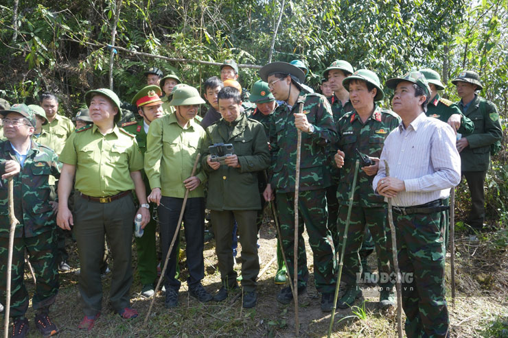 Bí thư Tỉnh ủy Lào CAi và đoàn công tác kiểm tra các khu vực xảy ra cháy qua thiết bị bay Flycam.