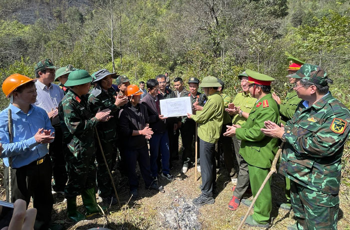 Lãnh đạo tỉnh Lào Cai tặng quà, động viên các lực lượng tham gia chữa cháy rừng. Ảnh: B.N