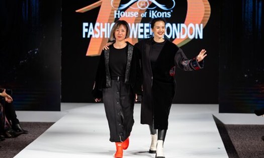 Nhà thiết kế La Phạm (phải) tham gia Tuần lễ thời trang London. Ảnh: NVCC