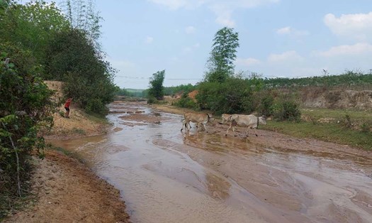 Tình trạng ít mưa, khô hạn, thiếu nước sẽ tác động đến các hoạt động sản xuất và đời sống của người dân. Ảnh: Lê Nguyên