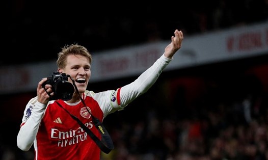 Martin Odegaard vẫn đang sắm vai trò "nhạc trưởng" của Arsenal.  Ảnh: AFP 
