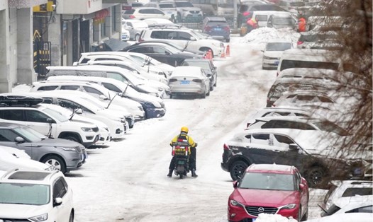 Trung Quốc đã đưa ra cảnh báo thời tiết khắc nghiệt ở mức cao nhất khi không khí lạnh khiến nhiều khu vực của nước này đóng băng. Ảnh: Xinhua