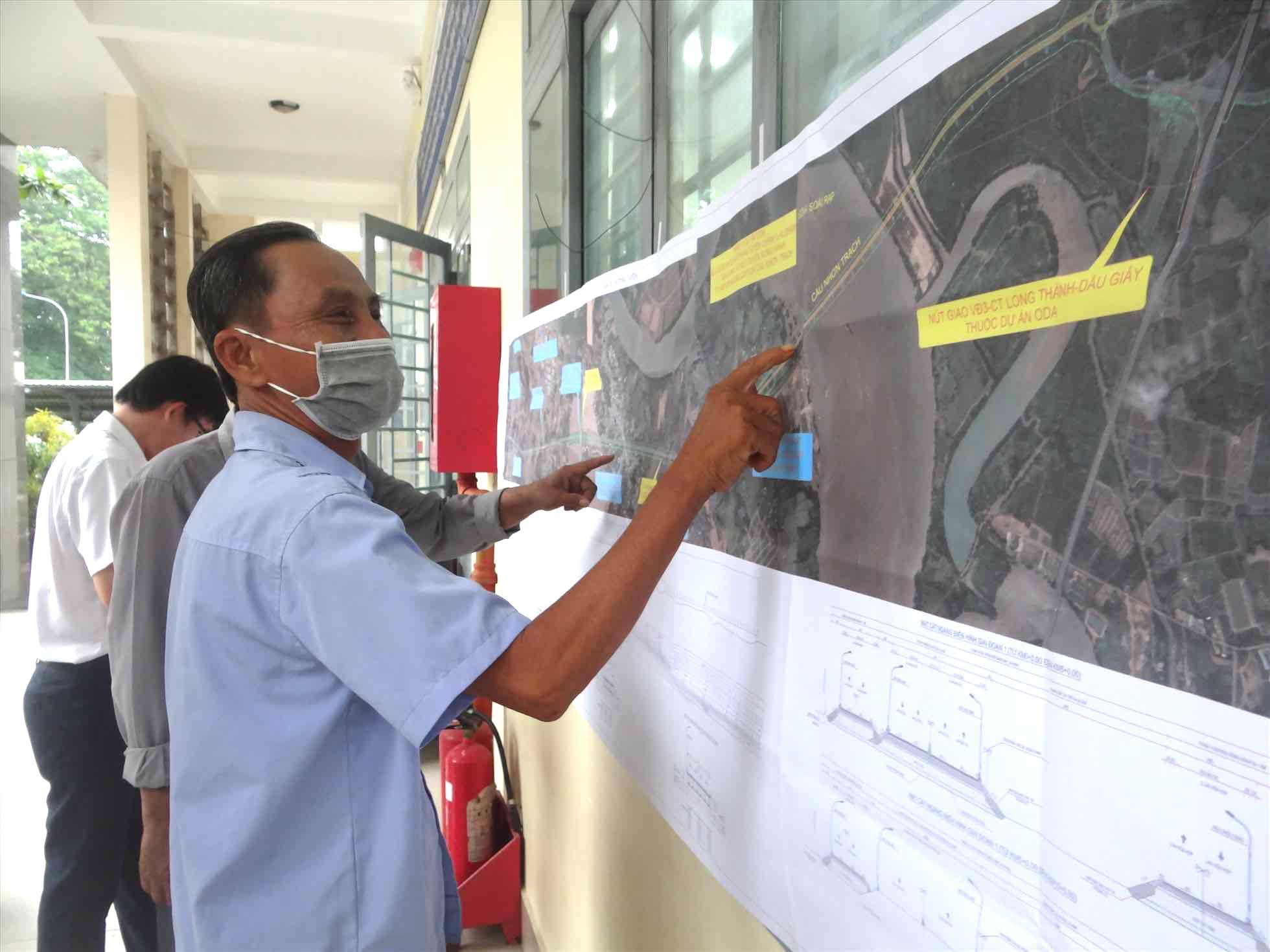 Người dân xã Phú Thạnh, huyện Nhơn Trạch tìm hiểu về dự án thành phần 3 - dự án vành đai 3 TPHCM. Ảnh: Xuân Mai