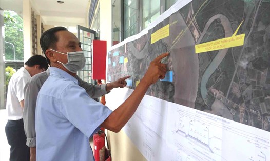 Người dân xã Phú Thạnh, huyện Nhơn Trạch tìm hiểu về dự án thành phần 3 - dự án vành đai 3 TPHCM. Ảnh: Xuân Mai